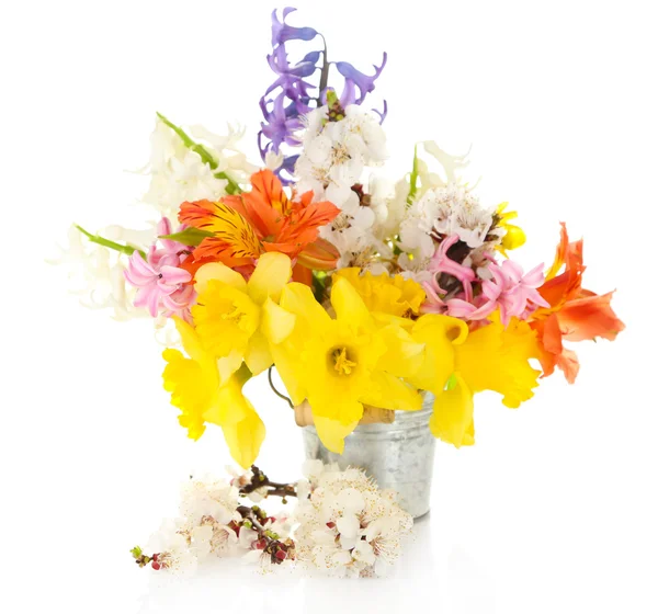 Hermosas flores en cubo de metal aislado en blanco — Foto de Stock