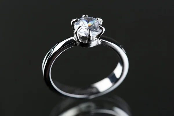 Bellissimo anello di diamanti su sfondo grigio Foto Stock Royalty Free