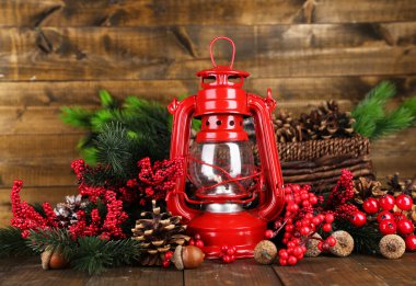 Ahşap ahşap arka plan masaya üzerinde kırmızı gaz lambası