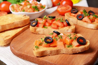 Kesme tahtasında domatesli lezzetli bruschetta.