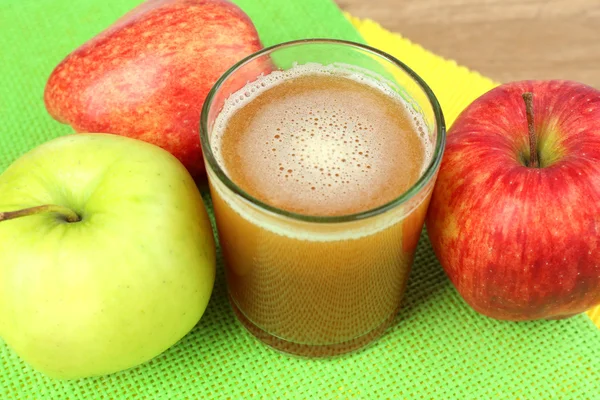 Здоровий свіжий сік яблук крупним планом — стокове фото