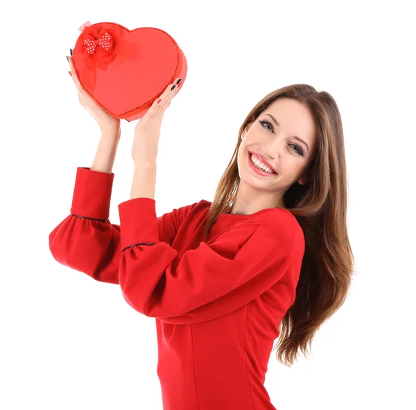 Attraktive Frau mit Geschenkschachtel in Herzform, isoliert auf weiß — Stockfoto