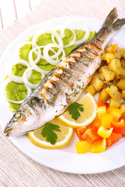 Delicioso peixe grelhado no prato na mesa close-up — Fotografia de Stock