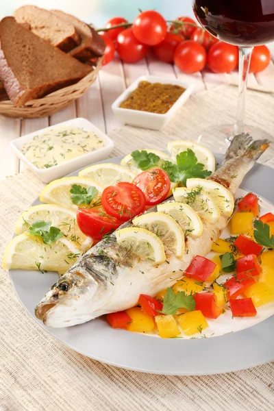 Delicioso pescado a la parrilla en el plato en primer plano de la mesa —  Fotos de Stock