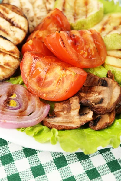 Delicious grilled vegetables on plate on table close-up — Stock Photo, Image