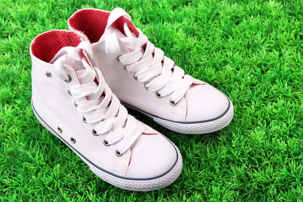 Piękne gumowe buty na zielonym tle trawy — Zdjęcie stockowe