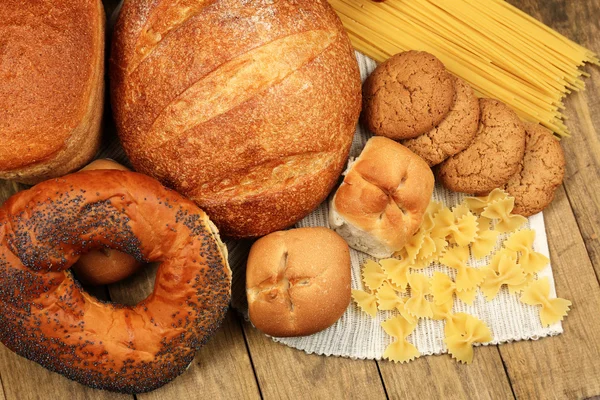 Produtos de padaria em mesa de madeira — Fotografia de Stock