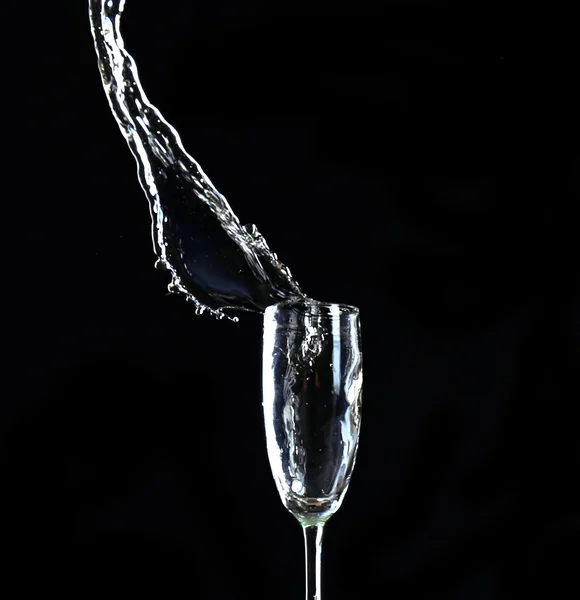 Copa de champán con salpicadura, sobre fondo negro —  Fotos de Stock