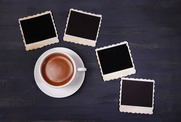 Kaffeetasse und alte Blankofotos, auf Holzgrund — Stockfoto