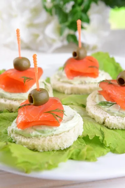 Heerlijke canapeetjes op tabel close-up — Stockfoto