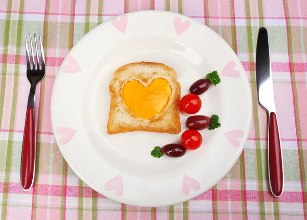 Scrambled eggs with bread on plate, on color napkin — Stock Photo, Image