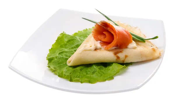 Pancake con salmone, e maionese, cipolla verde, su piatto, isolato su bianco — Foto Stock