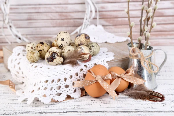 Hermosa composición de Pascua en mesa de madera — Foto de Stock