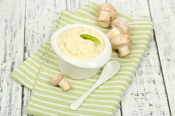 Delicate champignonsaus in kom op houten tafel close-up — Stockfoto