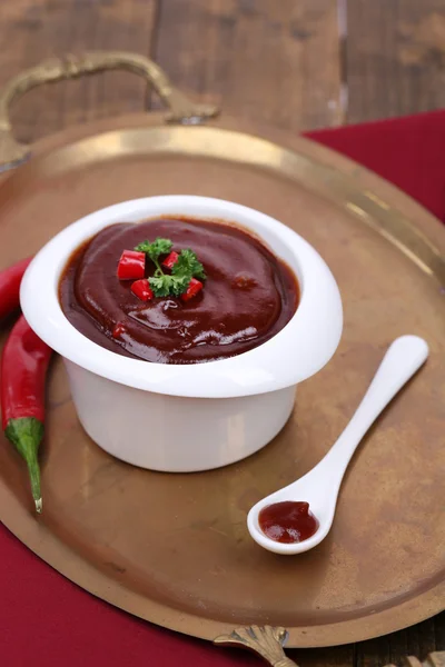 Tomatensaus in kom op houten tafel close-up — Stockfoto