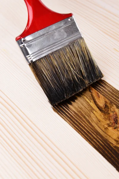 Applying protective varnish to wooden board close-up — Stock Photo, Image