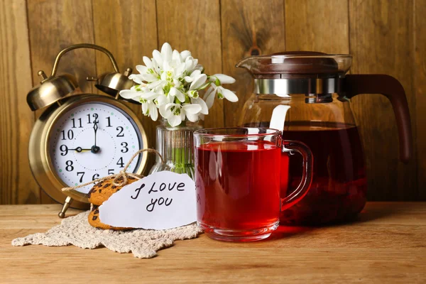 Leckerer Kräutertee und Kekse auf Holztisch — Stockfoto