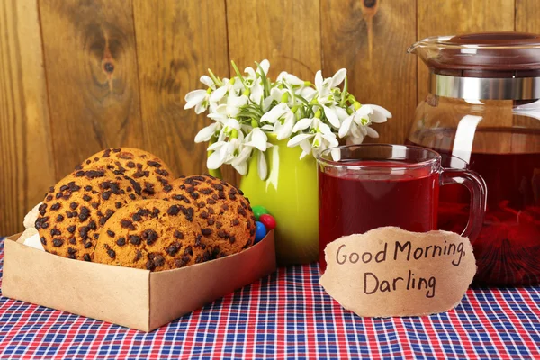 Chá de ervas saboroso e biscoitos na mesa — Fotografia de Stock