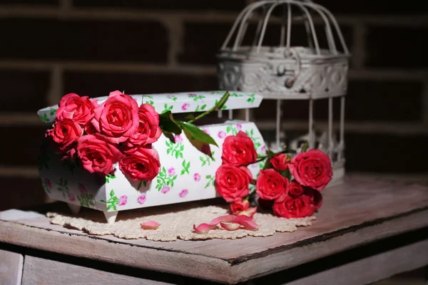用小的粉红玫瑰的美丽静物画。 — 图库照片