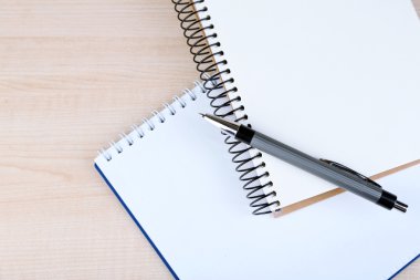 defter kalem rengi ahşap zemin ile