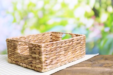 Boş sepet parlak zemin üzerine ahşap tablo