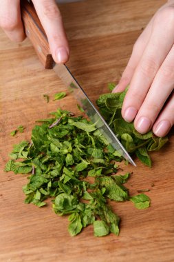 ahşap tahta yakın çekim üzerine kıyılmış nane