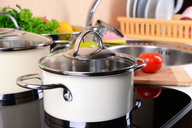 Mutfakta ocakta tencere