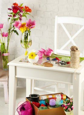 Çiçekçi çalışma yeri. açık renkli üzerinde. kavramsal fotoğraf