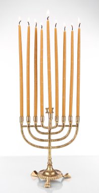 Hanukkah menorah ile üzerine beyaz izole mumlar