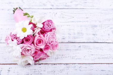 ahşap zemin üzerinde güzel düğün buketi