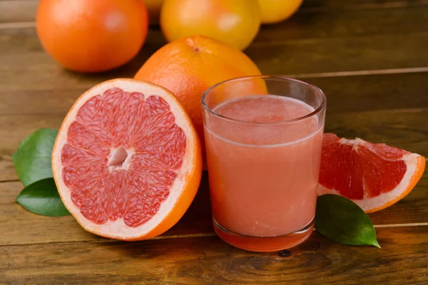 Rijp grapefruit met sap op tafel close-up — Stockfoto