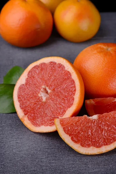 Rijp grapefruit op tafel close-up — Stockfoto