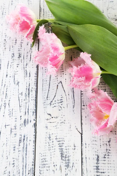 Hermosos tulipanes sobre fondo de madera — Foto de Stock