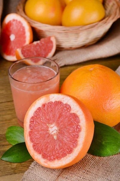Rijp grapefruit met sap op tafel close-up — Stockfoto