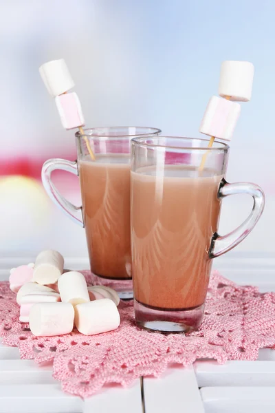 Cioccolata calda con marshmallow, su fondo chiaro — Foto Stock