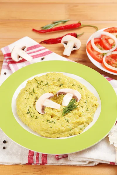 Taça de hummus fresco saboroso, close-up — Fotografia de Stock