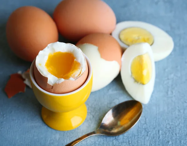 木製の背景の色にゆでた卵 — ストック写真