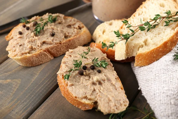 Paté fresco con pan en mesa de madera — Foto de Stock