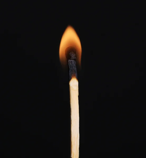 Brennendes Streichholz isoliert auf Schwarz — Stockfoto