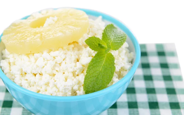 Castron de brânză gustoasă de vaci cu ananas, izolat pe alb — Fotografie, imagine de stoc