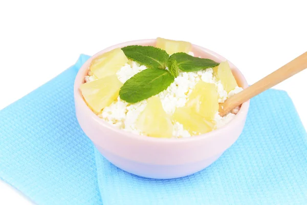 Миска смачного сиру з ананасом, ізольована на білому — стокове фото
