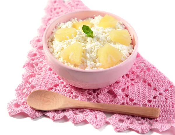 パイナップル、白で隔離されるおいしいコテージ チーズのボウル — ストック写真