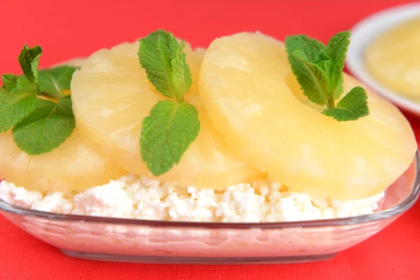 빨간색 배경에 파인애플 맛 있는 코 티 지 치즈의 그릇 — 스톡 사진