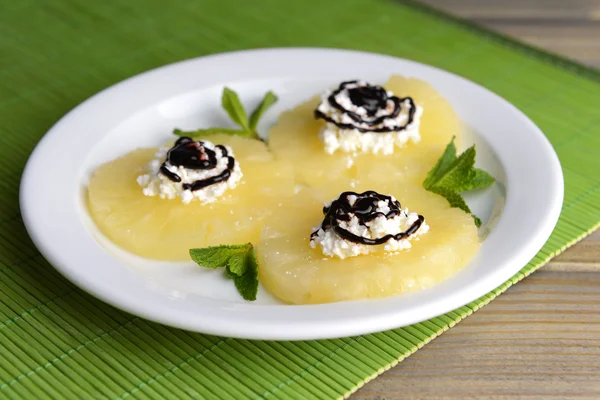 Abacaxi saboroso com queijo cottage na mesa de madeira — Fotografia de Stock