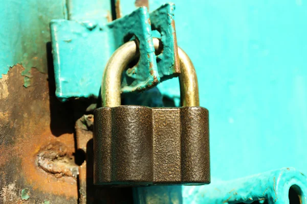 Old padlock on door, close up — Stock Photo, Image