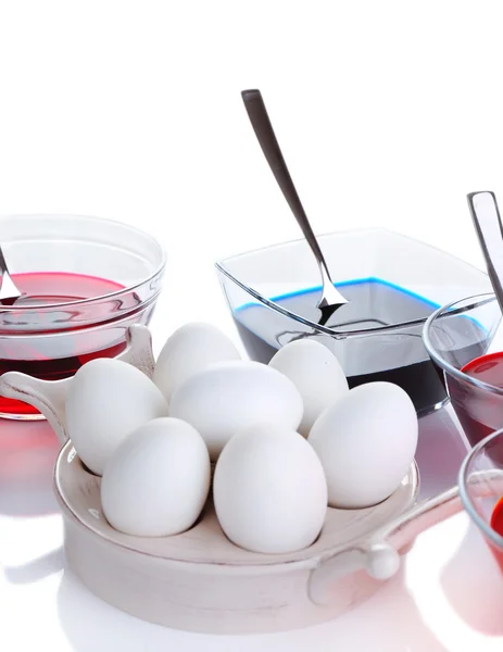 Uova di colore liquido in ciotole di vetro isolate su bianco — Foto Stock