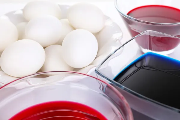 유리 그릇에서 액체 색상으로 계란을 닫습니다. — 스톡 사진
