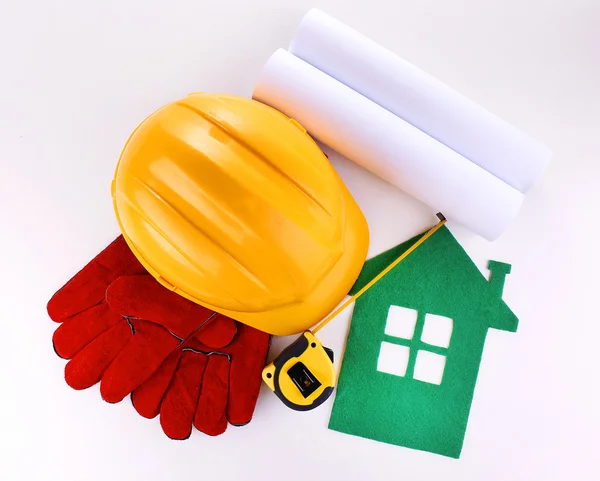 Casa de fieltro con casco y guantes aislados en blanco —  Fotos de Stock