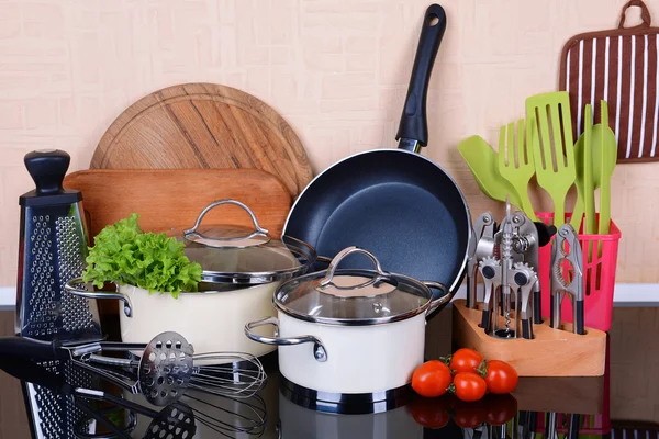 Ferramentas de cozinha na mesa na cozinha — Fotografia de Stock