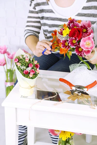 Kvinna händer komponera vackra bukett, närbild. florist på jobbet. konceptuella Foto — Stockfoto